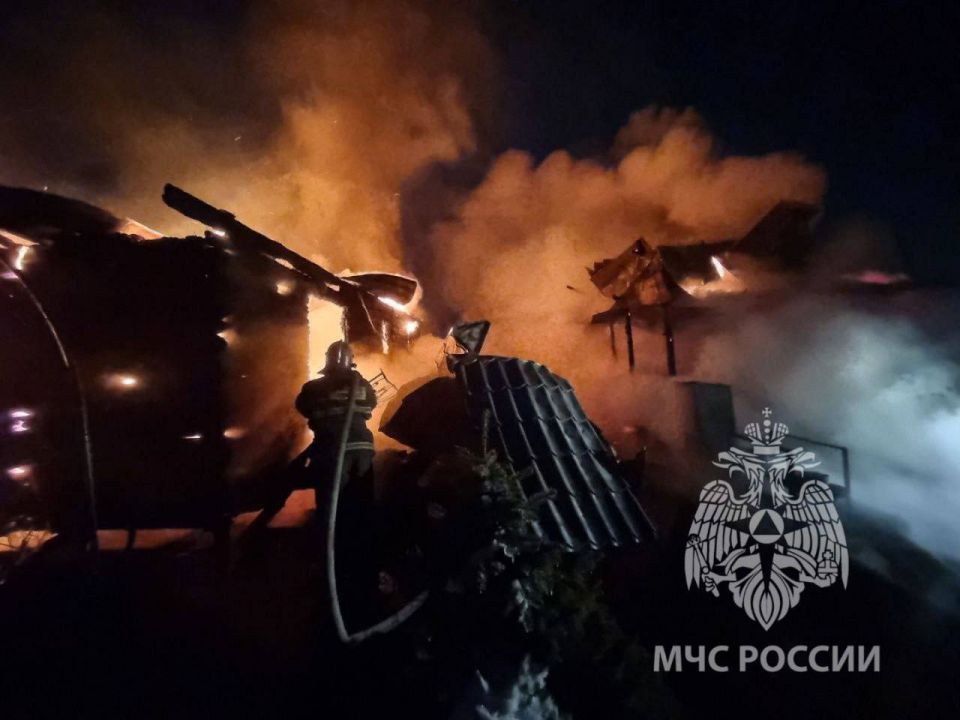 В КИРОВСКОМ РАЙОНЕ ГОРИТ ДАЧНЫЙ ДОМ