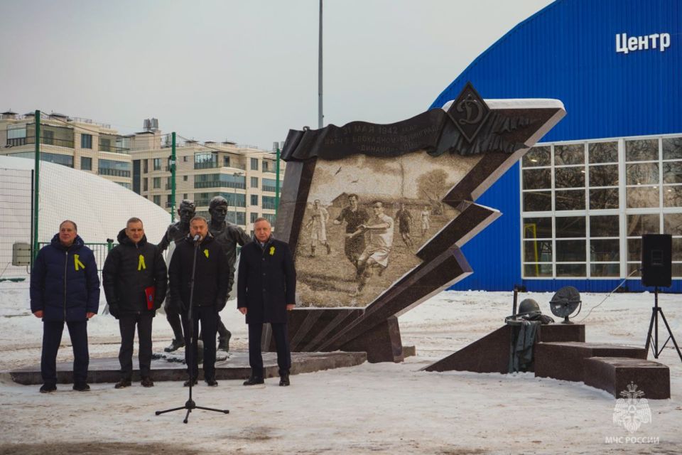 Представители #МЧС_Петербурга приняли участие в памятном футбольном матче в честь Ленинградской Победы