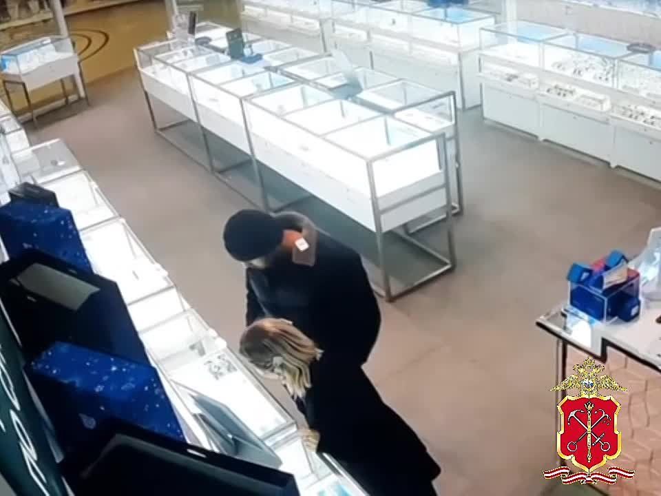 Полицией Фрунзенского района задержан подозреваемый в грабеже в ювелирном магазине на Пражской улице