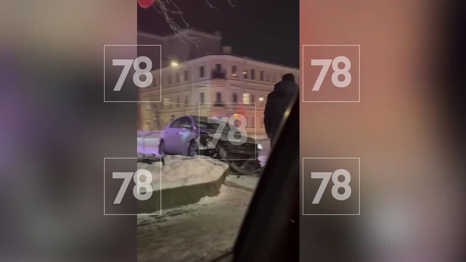 Водитель легковушки протаранил ограждение в Выборге