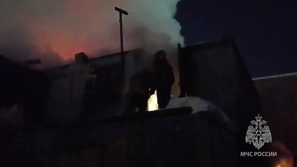 Пожар площадью 120 «квадратов» тушат в Ковалёво