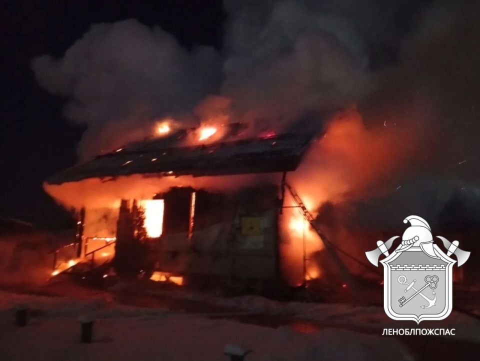 В Ленинградской области сгорел жилой одноэтажный дом с мансардой