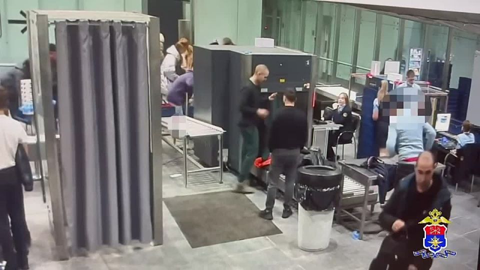 Транспортные полицейские раскрыли кражу наушников в аэропорту Пулково