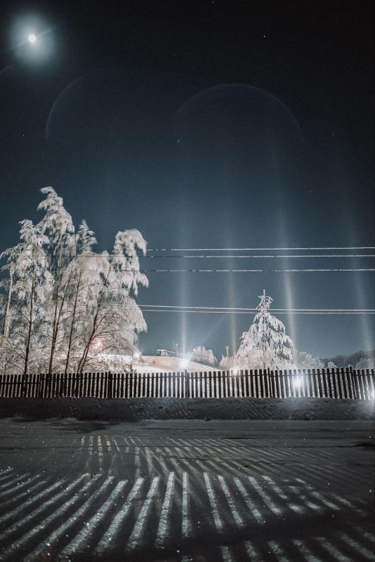 Морозной ночью в Токсово взмыли в небо световые столбы