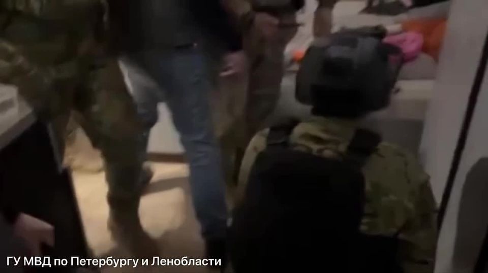 3500 SIM-карт, 19 телефонов, 2 шлюза, 2 ноутбука и роутера и 7 банковских карт изъяли из квартиры в Мурино