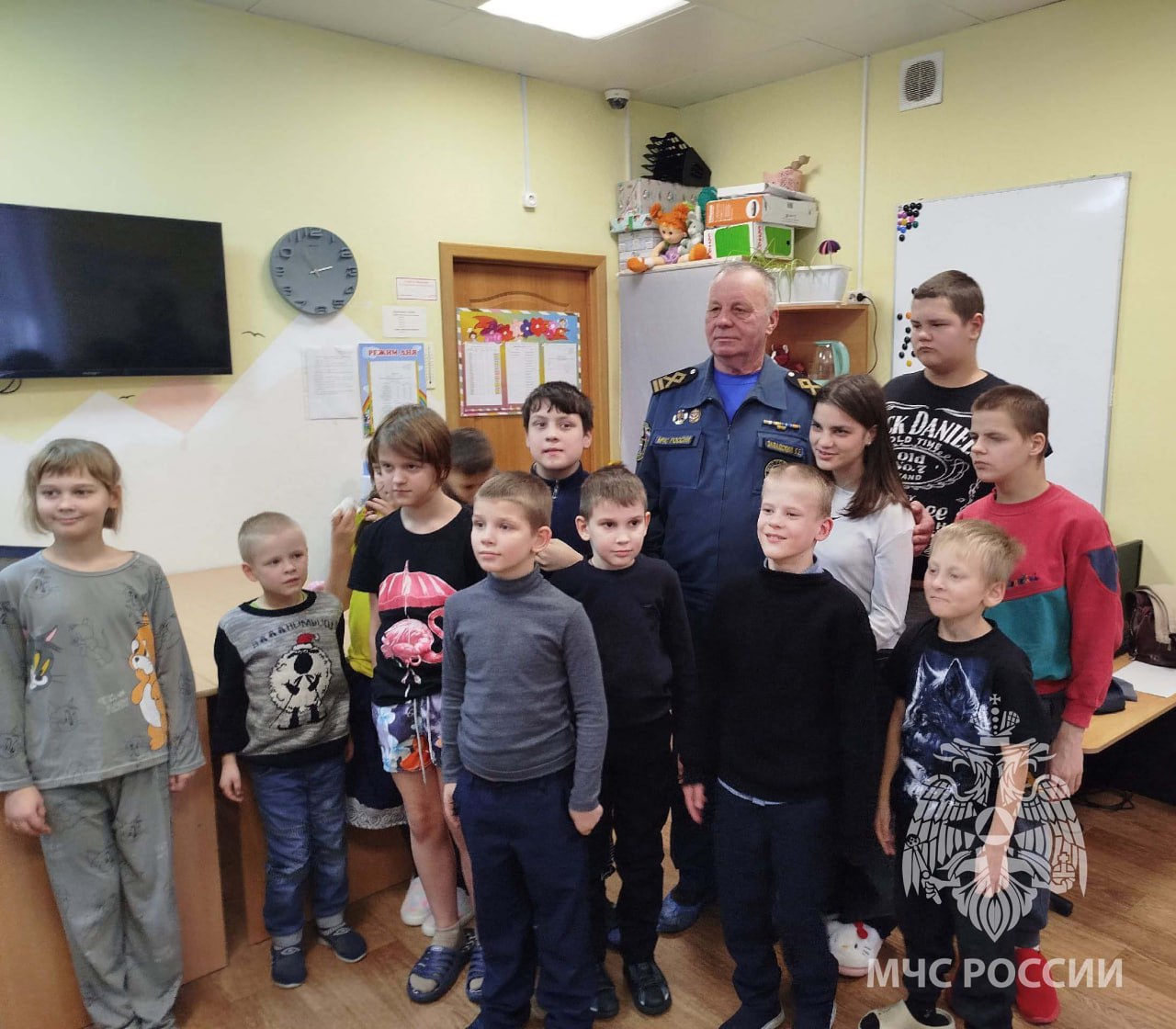 ПРОФИЛАКТИЧЕСКАЯ БЕСЕДА О БЕЗОПАСНОСТИ НА ЛЬДУ ПРОФИЛАКТИЧЕСКАЯ БЕСЕДА О БЕЗОПАСНОСТИ НА ЛЬДУ