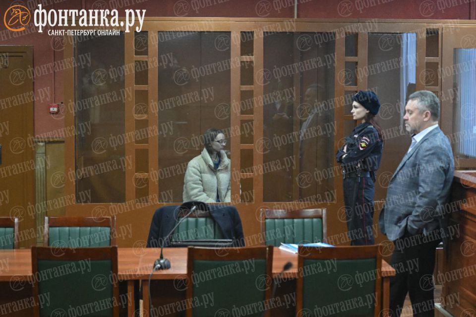 Поджигательницу пункта гумпомощи доставили в Выборгский районный суд