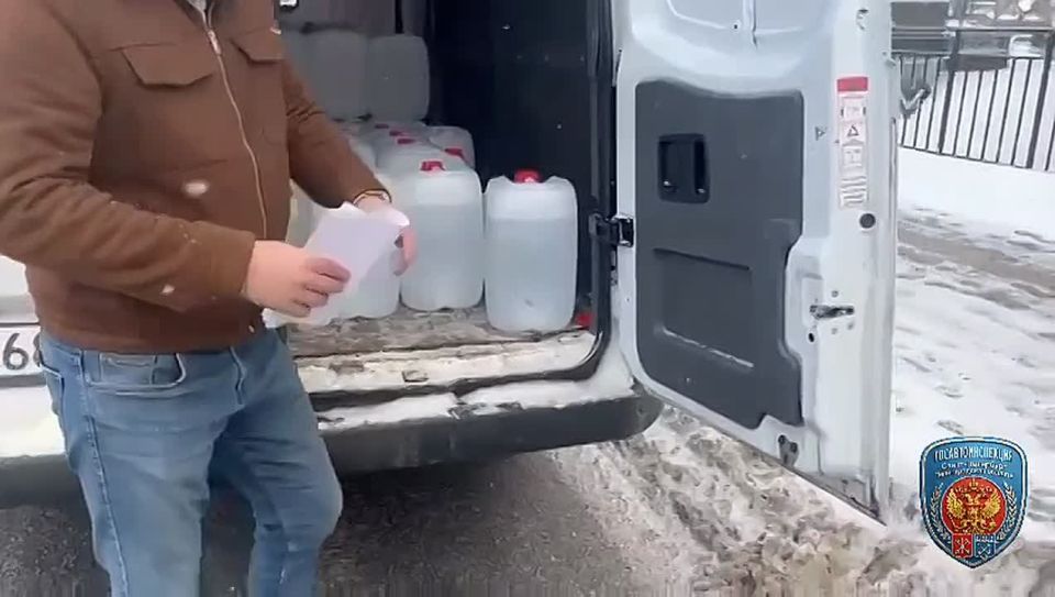 В Петербурге остановили грузовик, перевозивший тысячу литров нелегального алкоголя