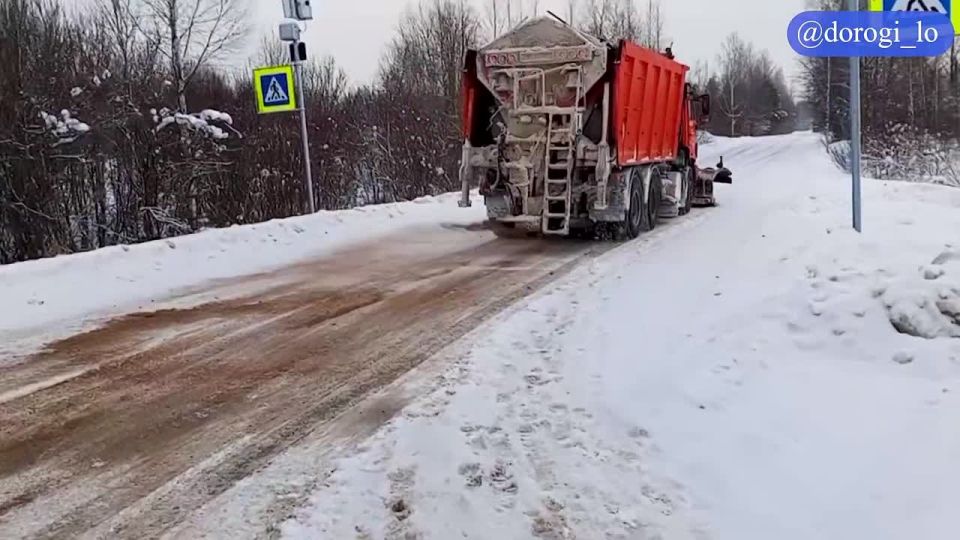 Более 400 единиц техники ежедневно очищают дороги Ленобласти от снега