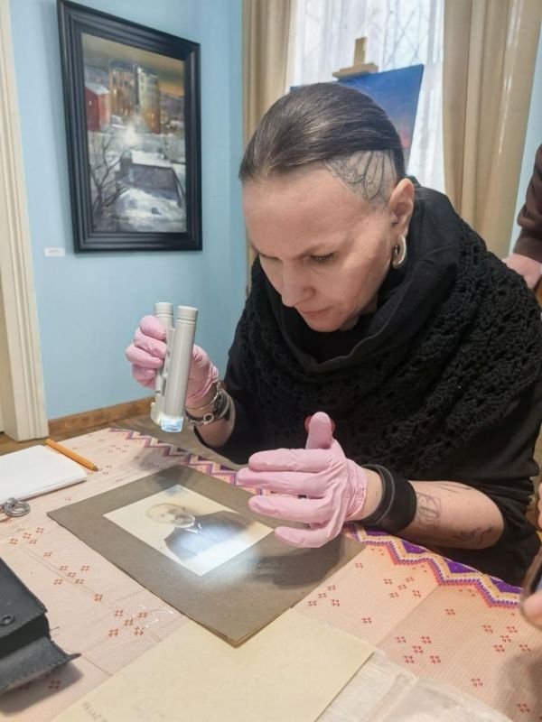 Реставраторы осмотрели фотодокументы в Музее-усадьбе Николая Рериха в Изваре