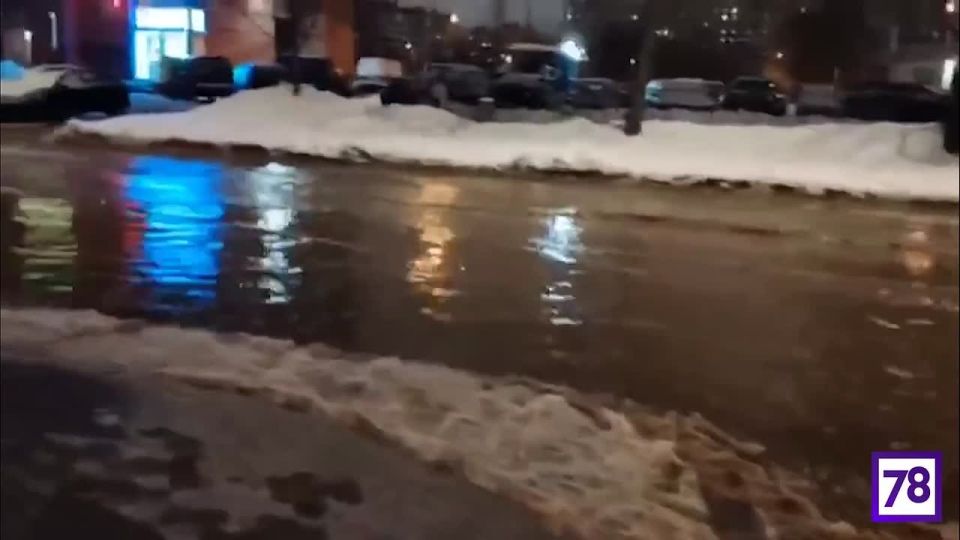 Потоп в Выборгском районе — холодная вода залила Сиреневый бульвар и улицу Руднева