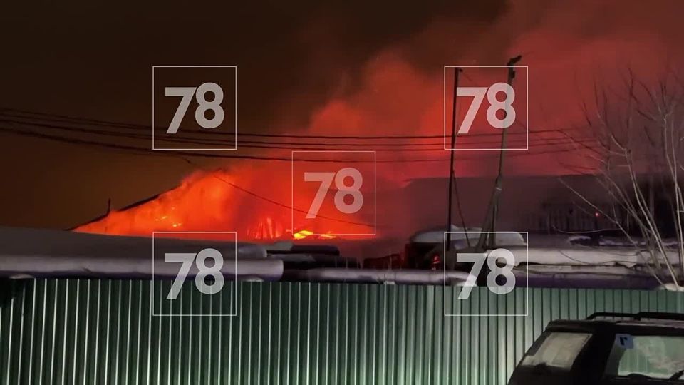 В промзоне «Большевик» тушат пожар на площади 300 «квадратов»