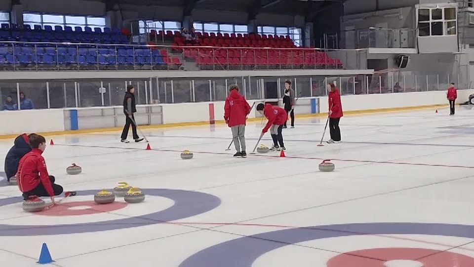 В Колтушах в спортивном комплексе "Ладога Арена" проходит второй день соревнований по керлингу в рамках первых спортивных игр святого благоверного Александра Невского