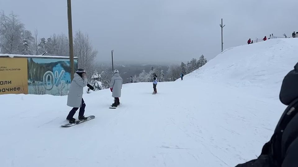 В Коробицыно на горнолыжном курорте "Красное Озеро" проходят соревнования по сноуборду в рамках первых зимних игр Александра Невского