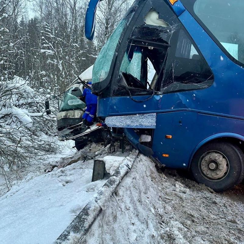 Скорая помощь спасла водителя грузовика, пострадавшего в аварии под Синявино