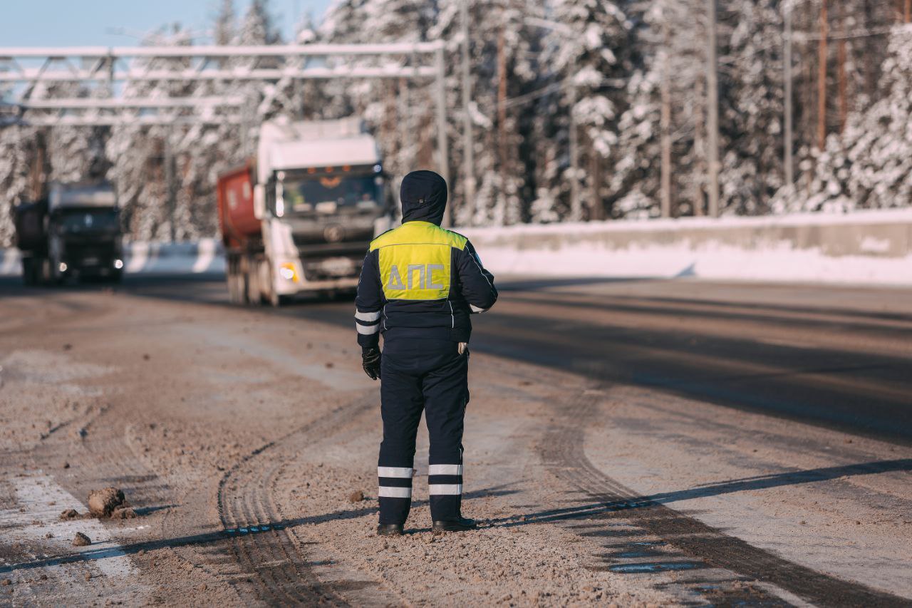 Госавтоинспекторы регулярно проверяют «грузовики-невидимки» Госавтоинспекторы регулярно проверяют «грузовики-невидимки»