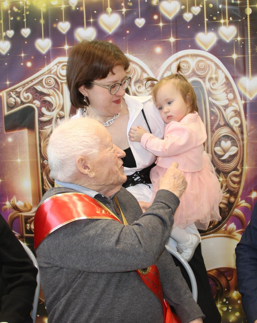 Ветеран из Алеховщины Владимир Савельев отпраздновал вековой юбилей Ветеран из Алеховщины Владимир Савельев отпраздновал вековой юбилей