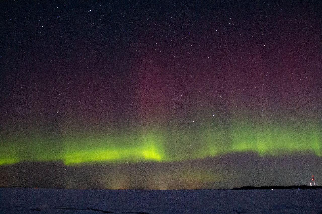 Долгожданное северное сияние озарило небо над Ленобластью Долгожданное северное сияние озарило небо над Ленобластью