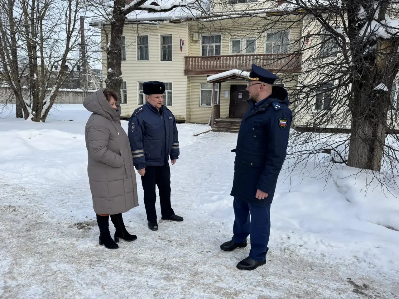 Лужский городской прокурор Евгений Смагин провёл личный приём жителей Толмачёвского городского поселения Лужского района Ленинградской области Лужский городской прокурор Евгений Смагин провёл личный приём жителей Толмачёвского городского поселения Лужского района Ленинградской области