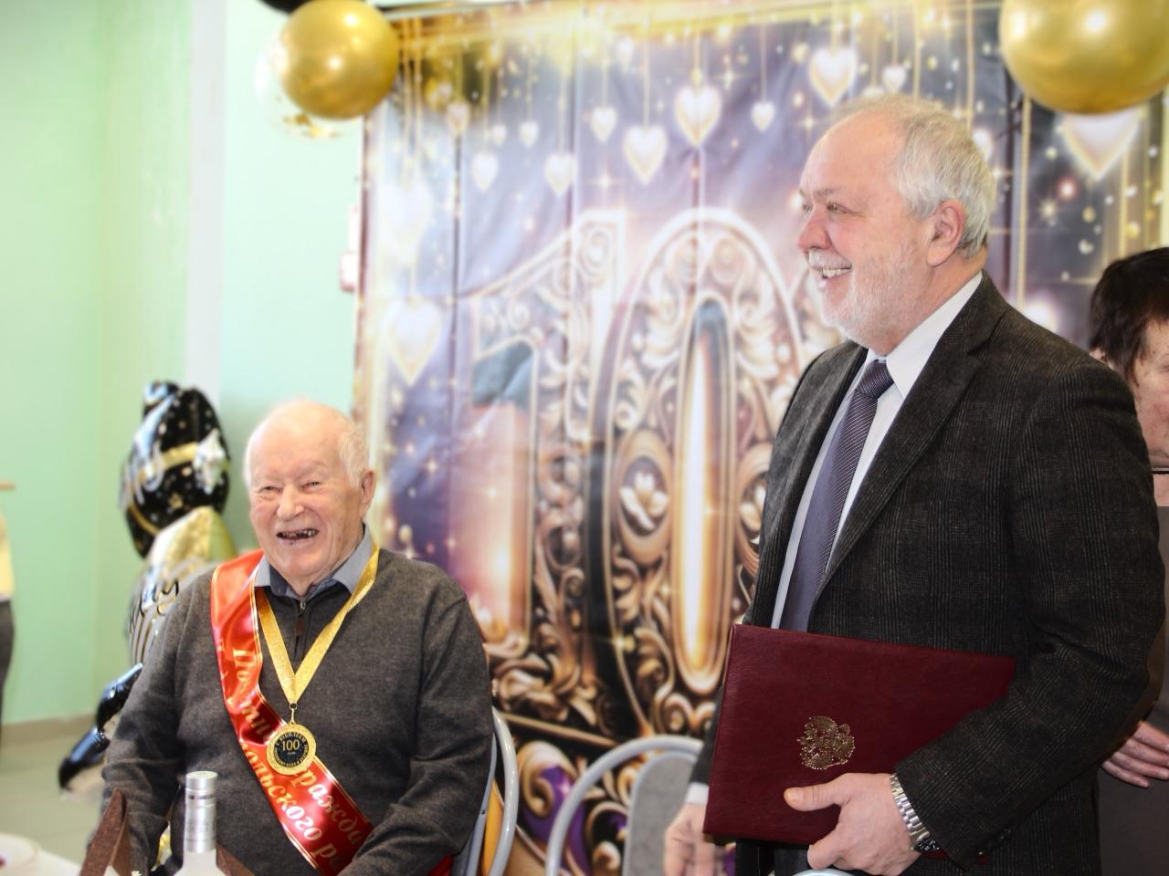 Ветеран из Алеховщины Владимир Савельев отпраздновал вековой юбилей Ветеран из Алеховщины Владимир Савельев отпраздновал вековой юбилей