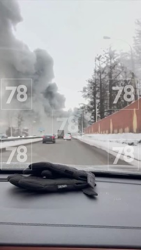 Клубы чёрного дыма поднимаются в небо в районе Всеволожска — горит ангар на шоссе Дорога Жизни