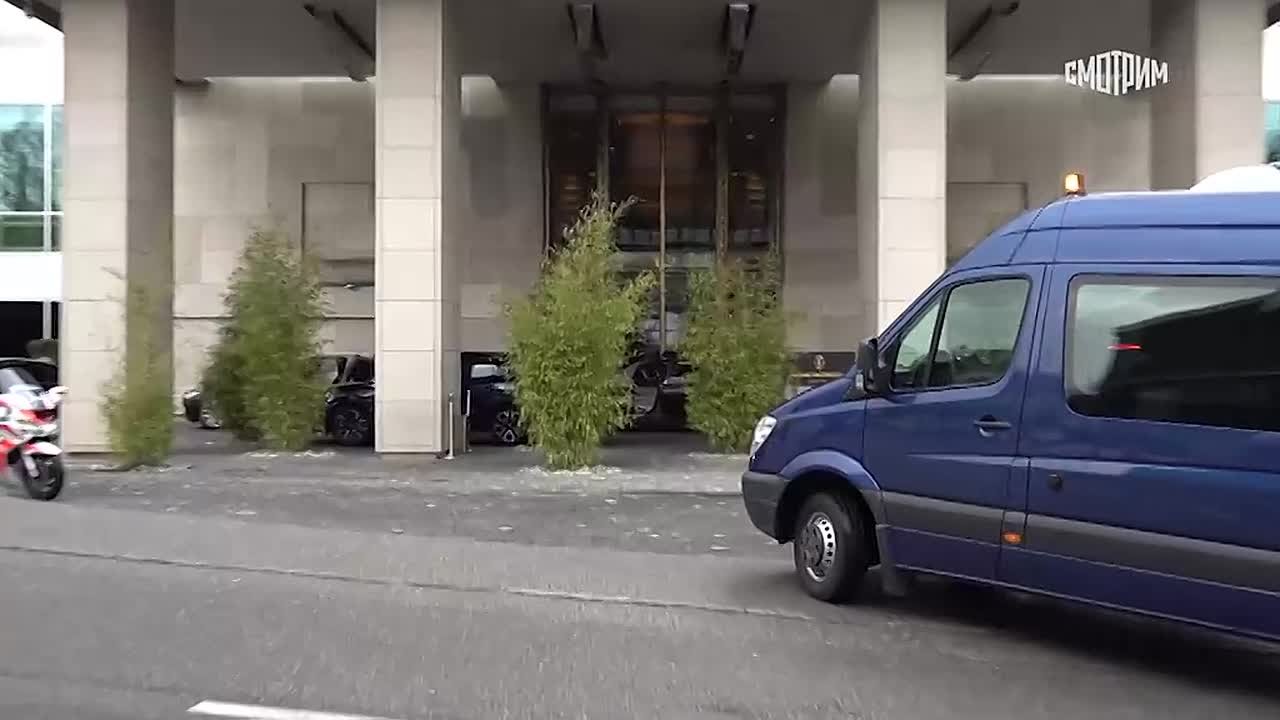 Делегация России прибыла к месту, где ожидаются переговоры по Украине, передает корреспондент РИА Новости;