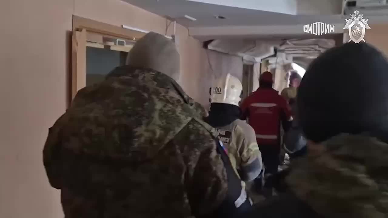 СК опубликовал кадры с места обрушения здания военной комендатуры в Сертолове Ленобласти