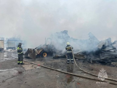 ЛИКВИДИРУЮТ ПОЖАР НА ПРОМЫШЛЕННОЙ ТЕРРИТОРИИ