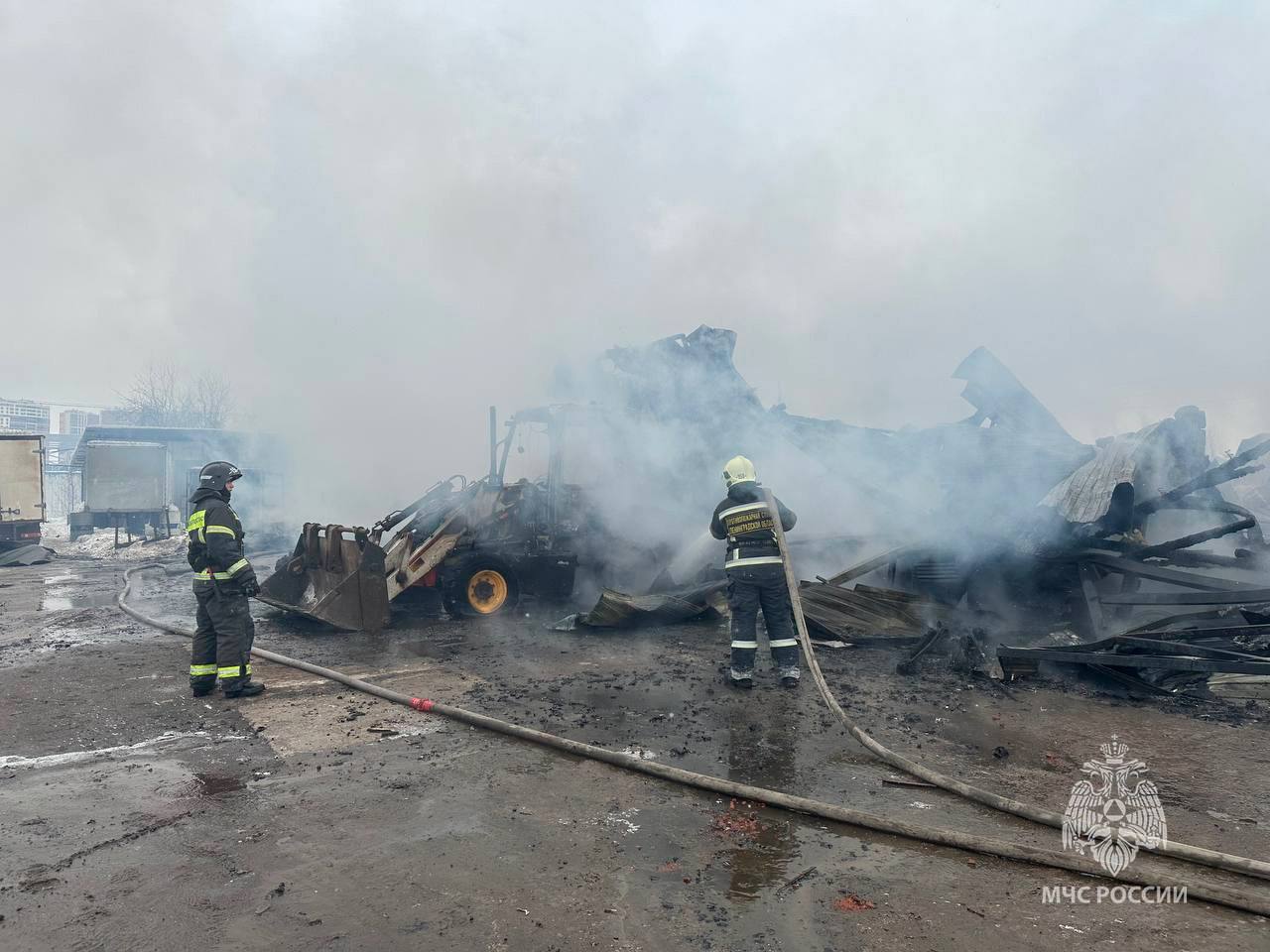 ЛИКВИДИРУЮТ ПОЖАР НА ПРОМЫШЛЕННОЙ ТЕРРИТОРИИ