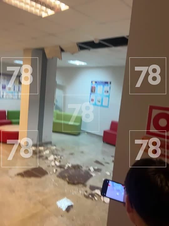 В Мурино в школе из-за протечки в вентиляции обрушился навесной потолок