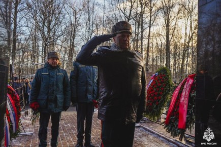 Ради жизни на Земле. Сегодня на Серафимовском кладбище прошла торжественно-траурная церемония возложения венков к мемориалу пожарным, погибшим при тушении пожара в гостинице «Ленинград». Почтить память героев, павших в...