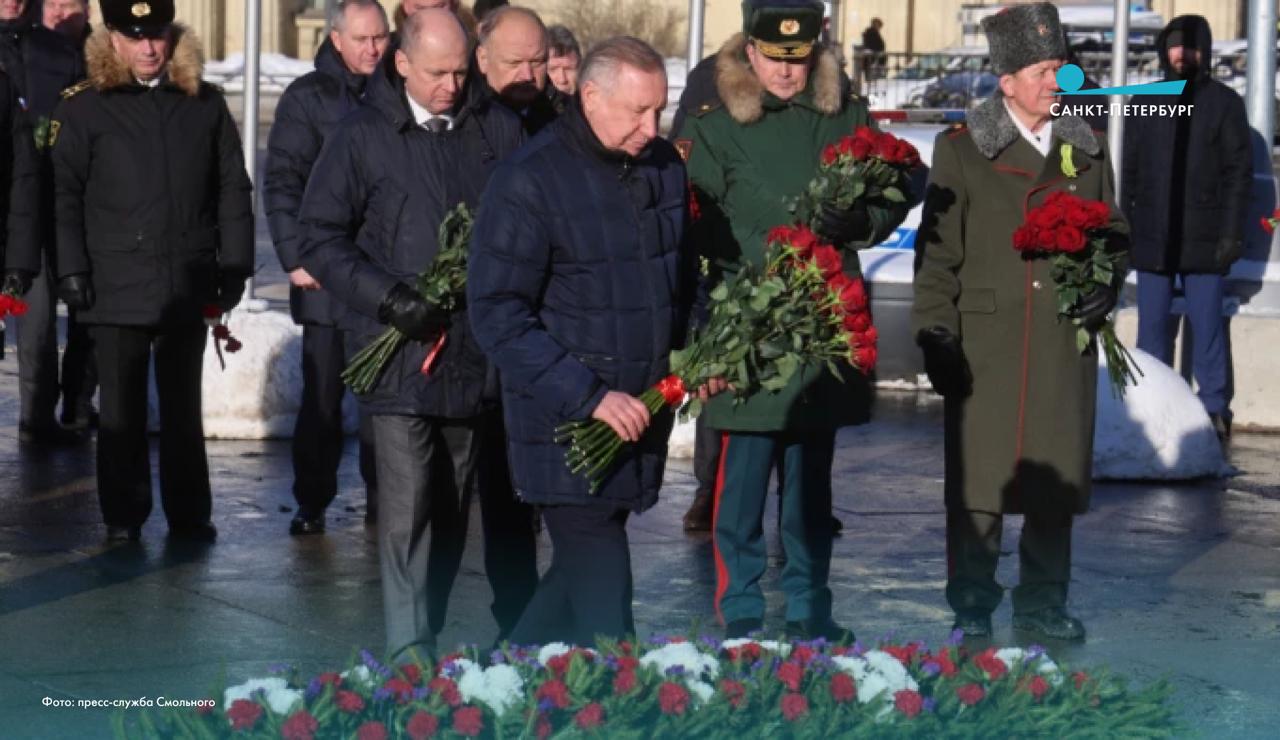 В Петербурге почтили память защитников у обелиска «Городу-Герою Ленинграду»