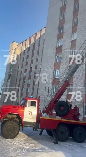 14 взрослых и одного ребёнка спасли из горящего общежития в Сосновом Бору