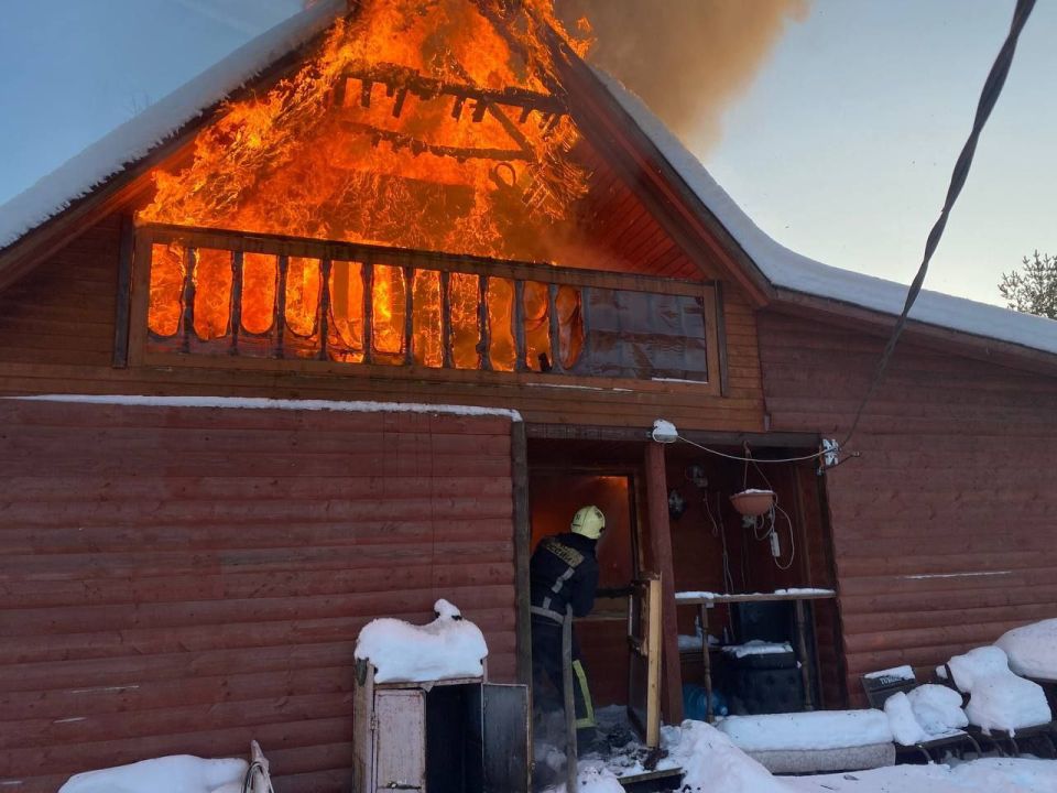 За прошедшие сутки подразделения территориального пожарно-спасательного гарнизона Ленинградской области реагировали на 18 оперативных событий: