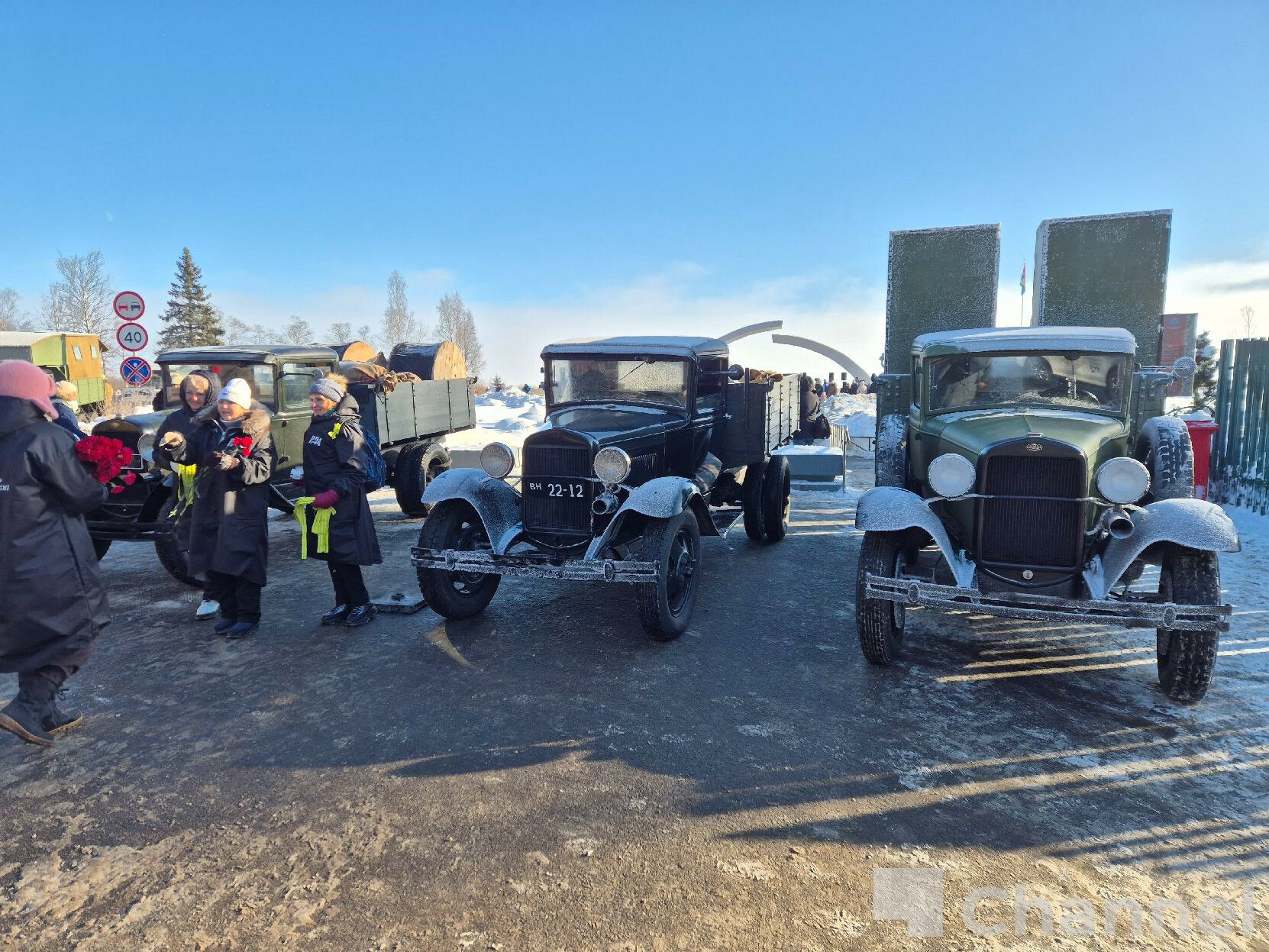 На Ладоге прошла первая историческая реконструкция проезда автомобильного конвоя по маршруту "Дорога жизни" На Ладоге прошла первая историческая реконструкция проезда автомобильного конвоя по маршруту "Дорога жизни"
