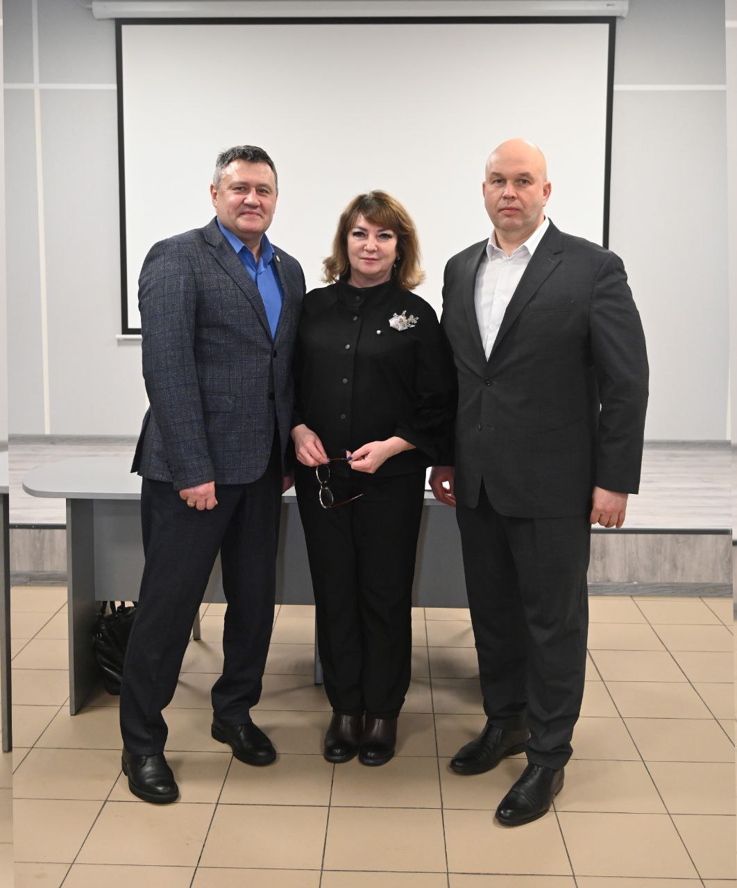 Сегодня, по поручению председателя Леноблизбиркома Михаила Лебединского, заместитель председателя Фёдор Замятин вручил награды Избирательной комиссии Ленинградской области членам участковых избирательных комиссии... Сегодня, по поручению председателя Леноблизбиркома Михаила Лебединского, заместитель председателя Фёдор Замятин вручил награды Избирательной комиссии Ленинградской области членам участковых избирательных комиссии...