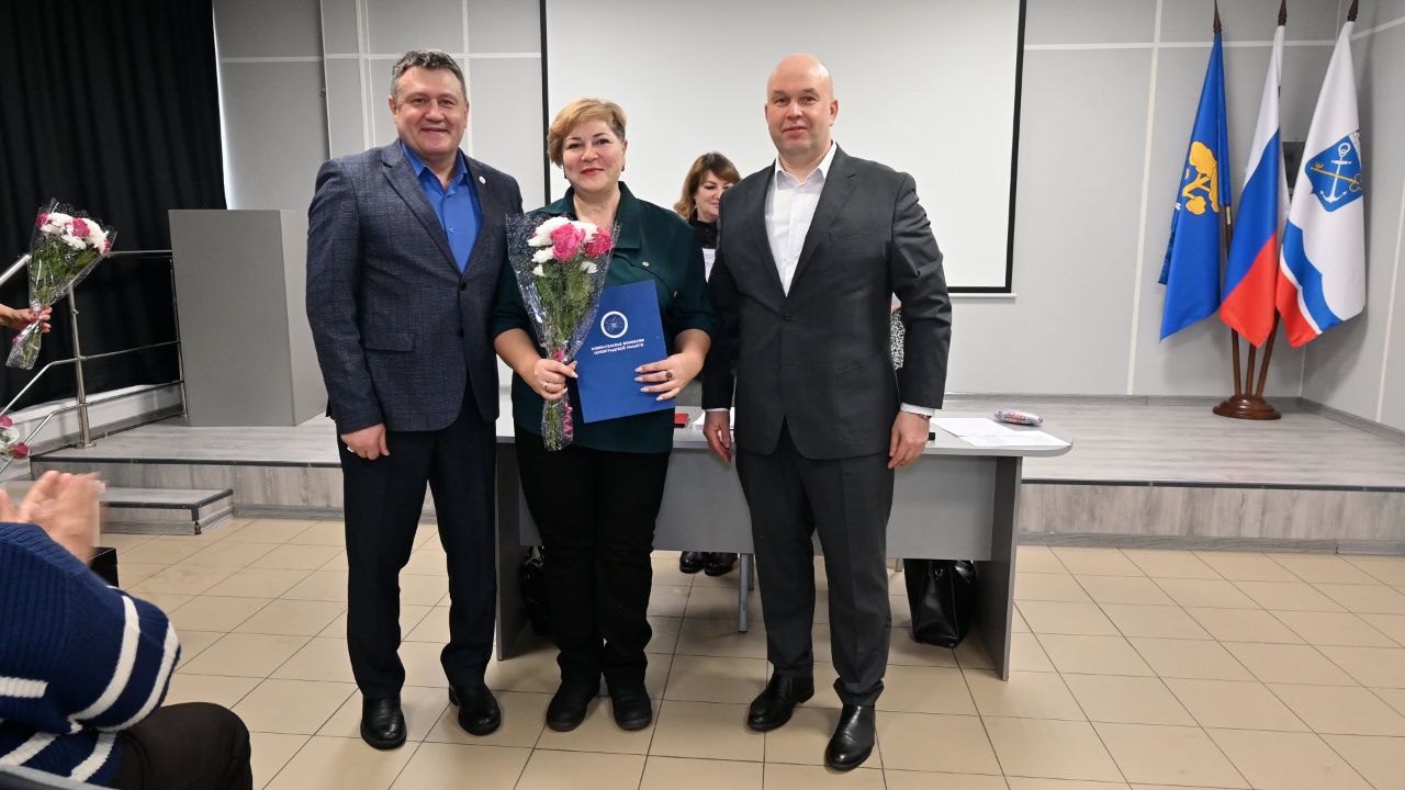 Сегодня, по поручению председателя Леноблизбиркома Михаила Лебединского, заместитель председателя Фёдор Замятин вручил награды Избирательной комиссии Ленинградской области членам участковых избирательных комиссии...