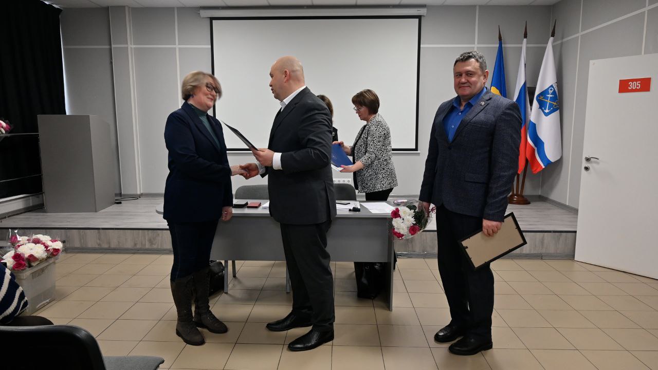 Сегодня, по поручению председателя Леноблизбиркома Михаила Лебединского, заместитель председателя Фёдор Замятин вручил награды Избирательной комиссии Ленинградской области членам участковых избирательных комиссии... Сегодня, по поручению председателя Леноблизбиркома Михаила Лебединского, заместитель председателя Фёдор Замятин вручил награды Избирательной комиссии Ленинградской области членам участковых избирательных комиссии...