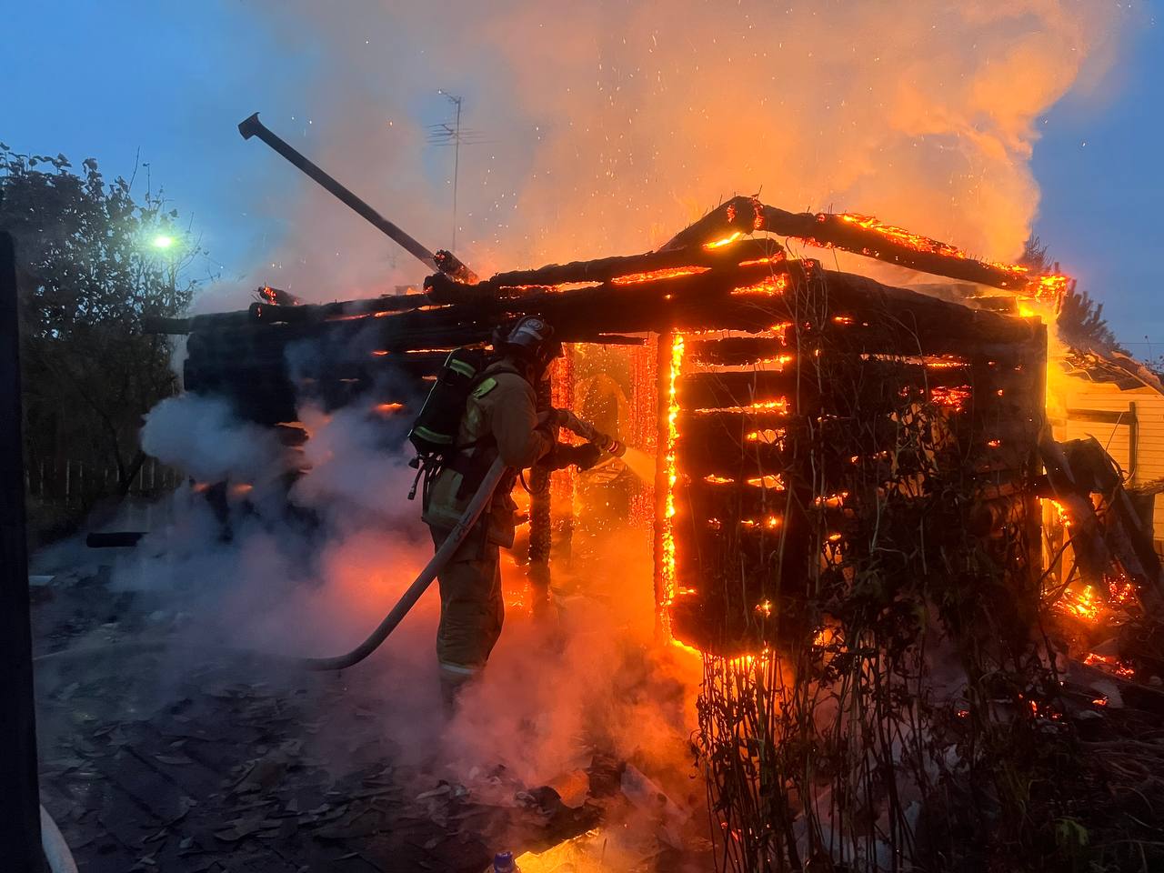 За прошедшие сутки подразделения территориального пожарно-спасательного гарнизона Ленинградской области реагировали на 15 оперативных событий: За прошедшие сутки подразделения территориального пожарно-спасательного гарнизона Ленинградской области реагировали на 15 оперативных событий: