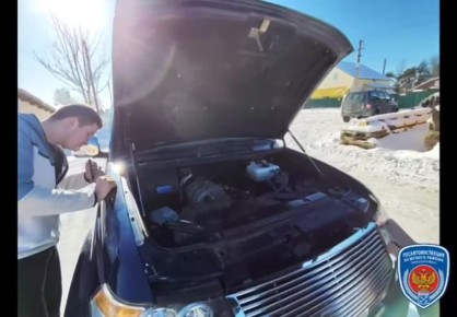 В Лужском районе Ленинградской области двое молодых водителей решили показать свои навыки управления автомобилем, устроив шоу с элементами заноса на парковке одного из торговых центров