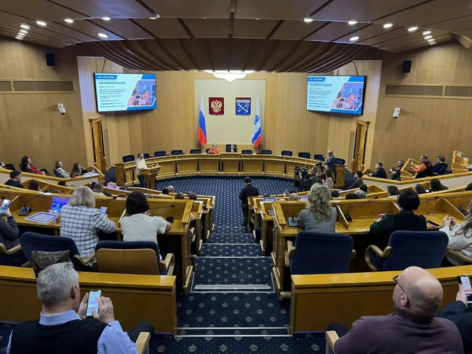 #прямосейчас в здании Правительства Ленобласти в Международный день НКО началась встреча Губернатора Ленинградской области Александра Дрозденко с победителями федеральных грантовых конкурсов 2025-2026