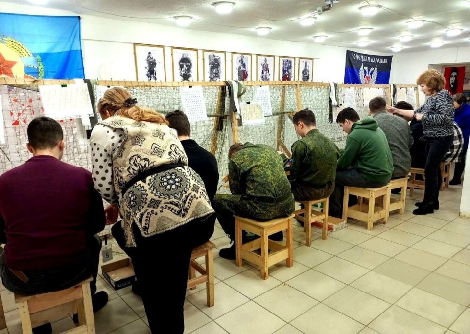 Студенты РГГМУ готовятся стать инструкторами по плетению маскировочных сетей