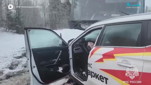В Волосовском районе Ленобласти столкнулись легковушка и пассажирский автобус: есть пострадавшие
