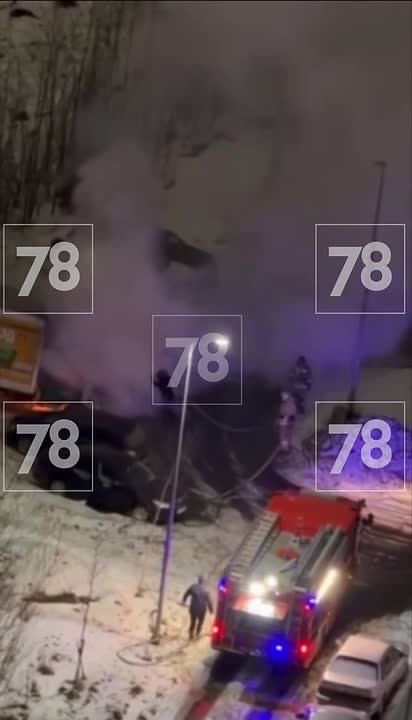Газель полыхала на парковке в Мурино. Все произошло полтора часа назад на Шоссе в Лаврики 72к3. Как сообщают очевидцы, горела газель с газовым баллоном. Огонь также задел стоящую рядом легковушку