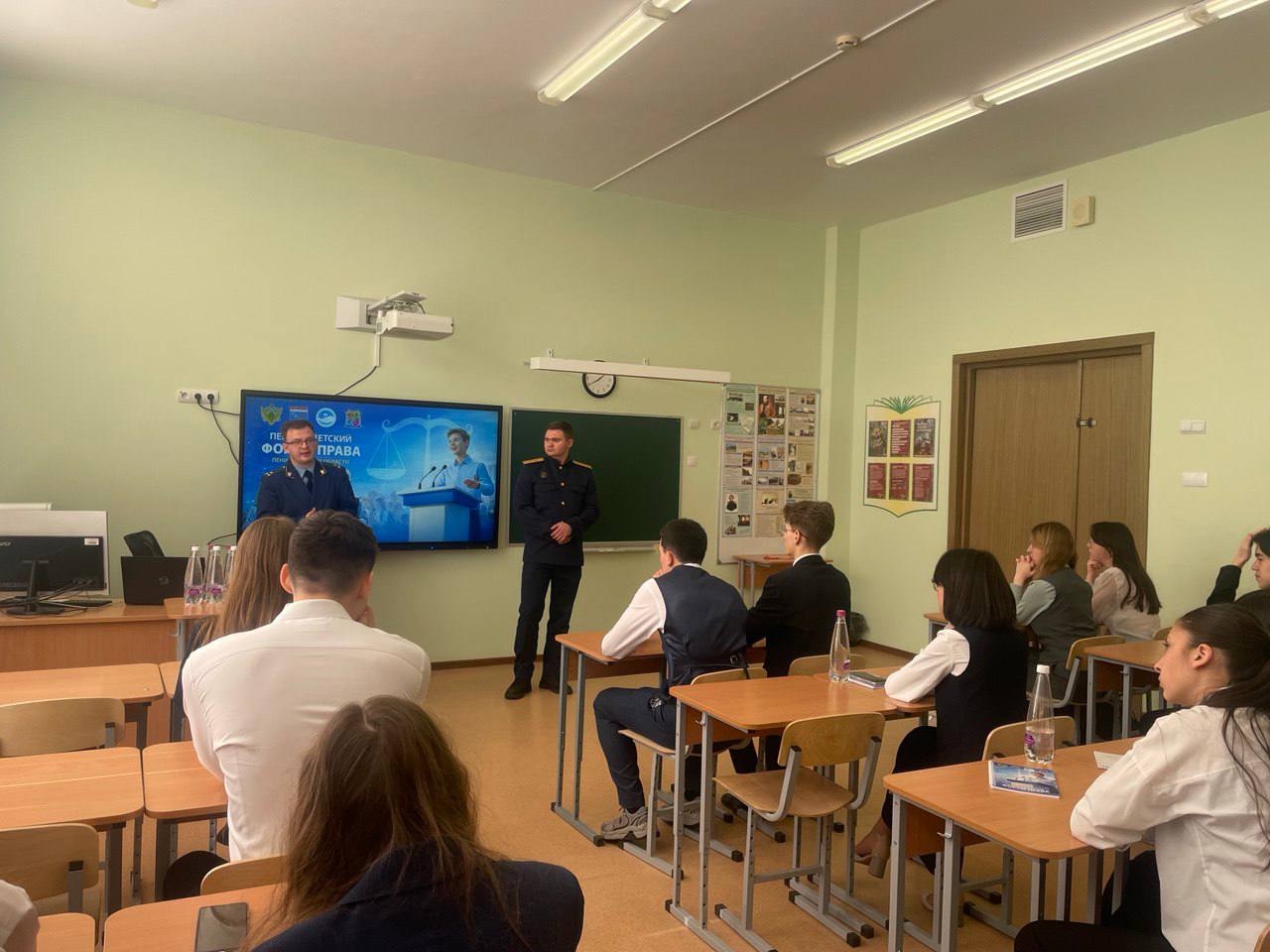 Руководство и сотрудники СУ СК России по Ленинградской области приняли участие в детском Форуме права Руководство и сотрудники СУ СК России по Ленинградской области приняли участие в детском Форуме права