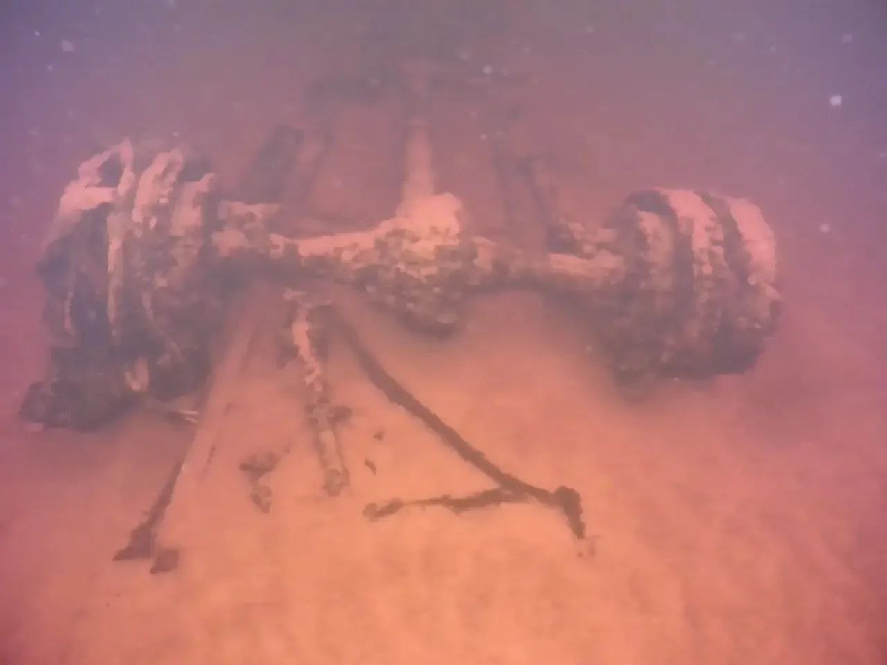 Порядка 10 предметов времен Великой Отечественной войны обнаружили участники экспедиции на дне Ладожского озера за первые два дня работ Порядка 10 предметов времен Великой Отечественной войны обнаружили участники экспедиции на дне Ладожского озера за первые два дня работ