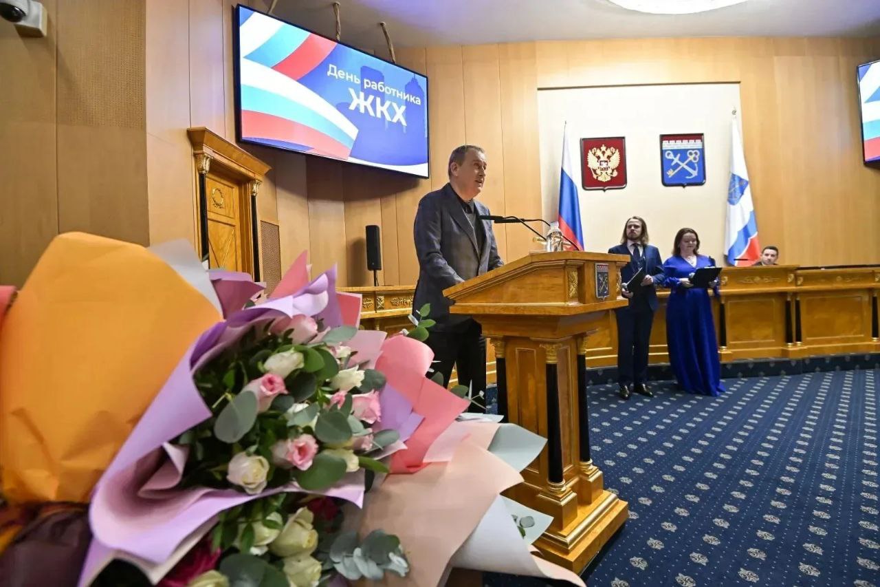 Слесари, сварщики, маляры, диспетчеры, водители спецтехники, электромонтёры, мастера коммунальных предприятий: губернатор Ленинградской области Александр Дрозденко вручил государственные награды более 50 сотрудникам сферы...