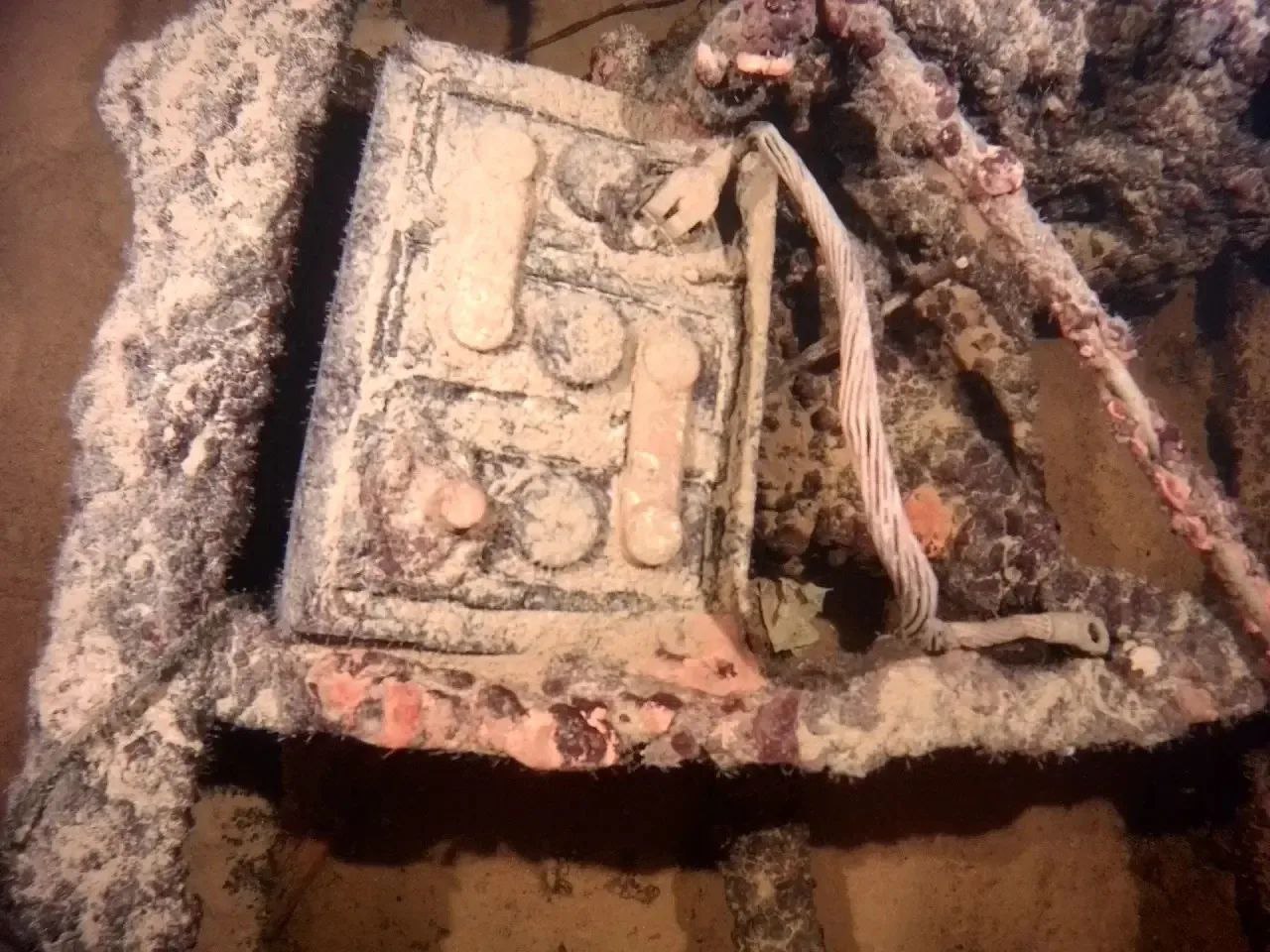 Порядка 10 предметов времен Великой Отечественной войны обнаружили участники экспедиции на дне Ладожского озера за первые два дня работ Порядка 10 предметов времен Великой Отечественной войны обнаружили участники экспедиции на дне Ладожского озера за первые два дня работ