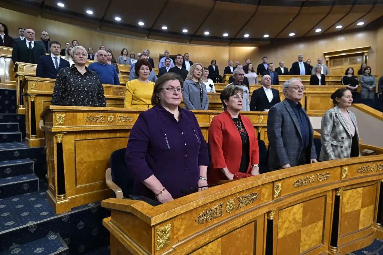 Слесари, сварщики, маляры, диспетчеры, водители спецтехники, электромонтёры, мастера коммунальных предприятий: губернатор Ленинградской области Александр Дрозденко вручил государственные награды более 50 сотрудникам сферы... Слесари, сварщики, маляры, диспетчеры, водители спецтехники, электромонтёры, мастера коммунальных предприятий: губернатор Ленинградской области Александр Дрозденко вручил государственные награды более 50 сотрудникам сферы...