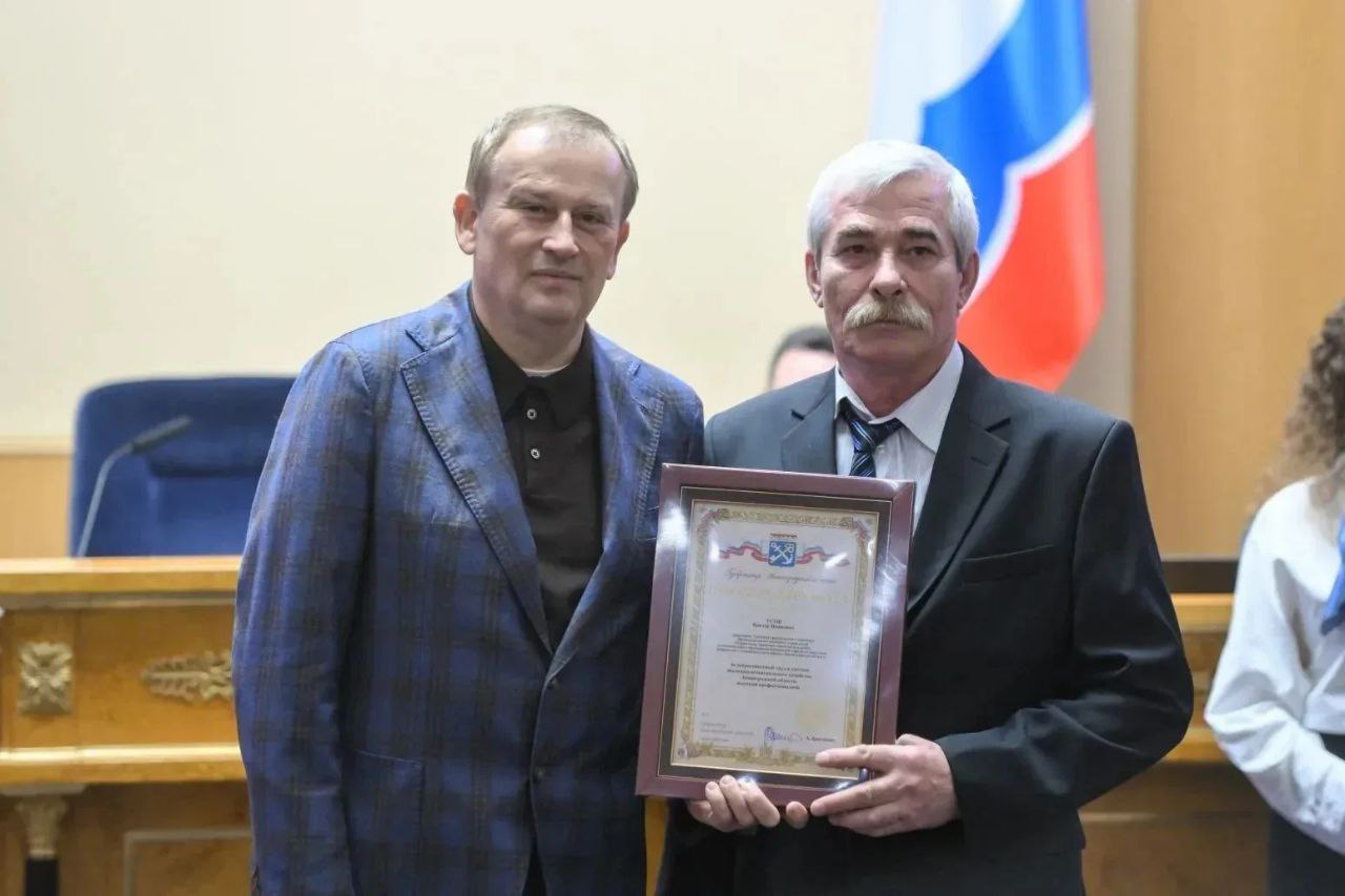 Слесари, сварщики, маляры, диспетчеры, водители спецтехники, электромонтёры, мастера коммунальных предприятий: губернатор Ленинградской области Александр Дрозденко вручил государственные награды более 50 сотрудникам сферы... Слесари, сварщики, маляры, диспетчеры, водители спецтехники, электромонтёры, мастера коммунальных предприятий: губернатор Ленинградской области Александр Дрозденко вручил государственные награды более 50 сотрудникам сферы...